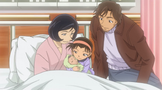 Am Ende der Episode 795 darf Ayumi das Baby der Makabes halten.