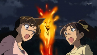 Ran und Kazuha erschrecken sich in Episode 613 vor dem Dämonenhund.