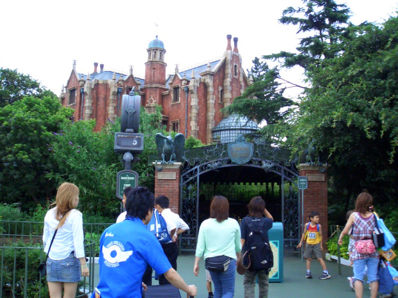 Datei:Tokyo Disneyland Haunted Mansion.jpg