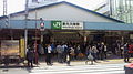 Haupteingang des Bahnhofs Shin-Ōkubo in Realität